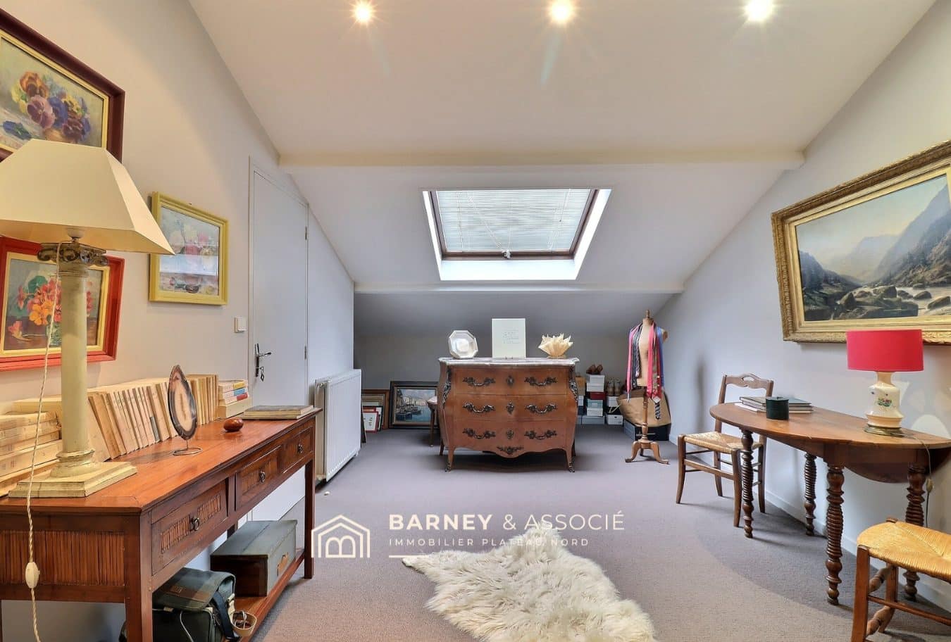 Bureau dans une maison d’architecte Intérieur d'une maison d'architecte avec bureau et éclairage naturel
