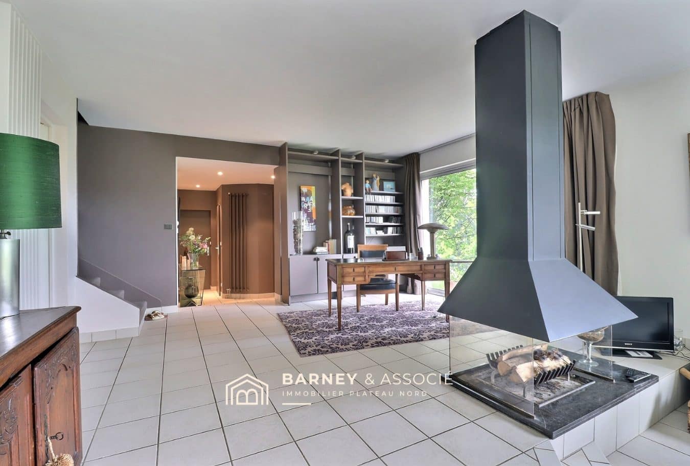 Intérieur d’une maison d’architecte à Mont-Saint-Aignan Intérieur d'une maison d'architecte avec salon, bureau et cheminée.