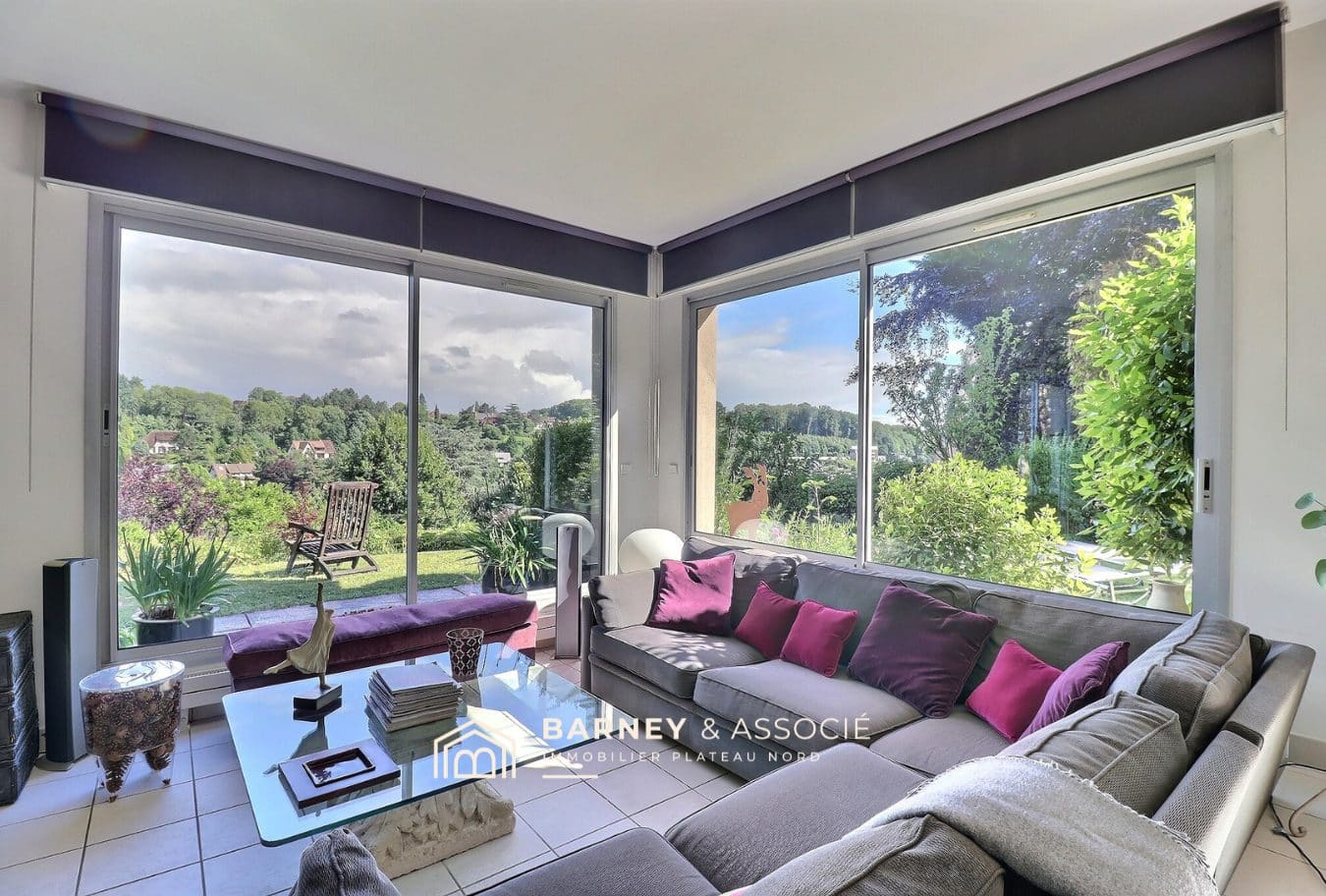 Salon lumineux d’une maison d’architecte Intérieur d'une maison moderne avec vue sur la nature, salon lumineux et confortable.