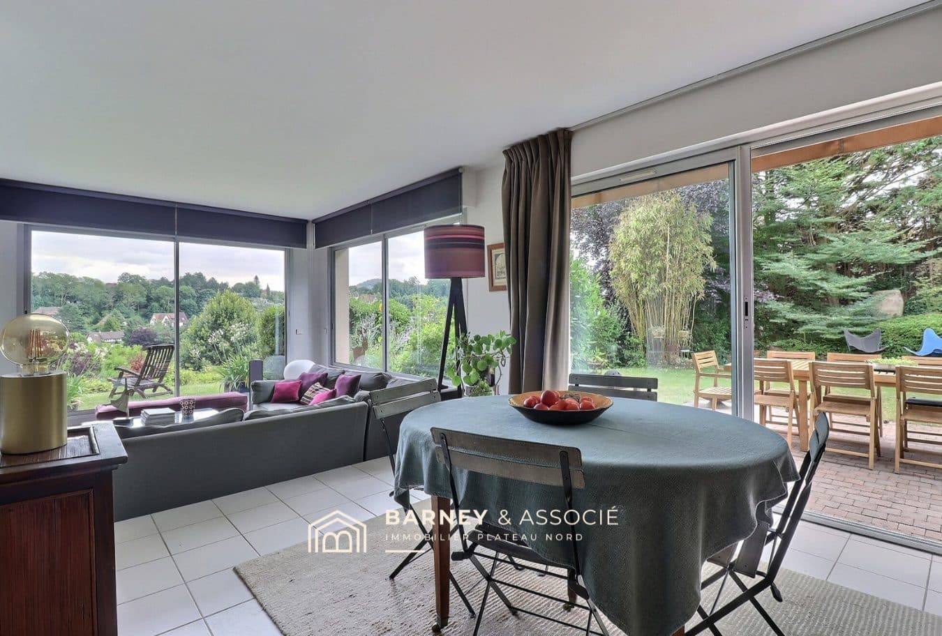 Intérieur d’une maison d’architecte Intérieur d'une maison d'architecte avec salon et salle à manger, vue sur le jardin.