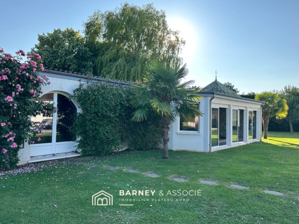 Maison de campagne avec piscine et jardin, entourée de verdure à Vironvay.
