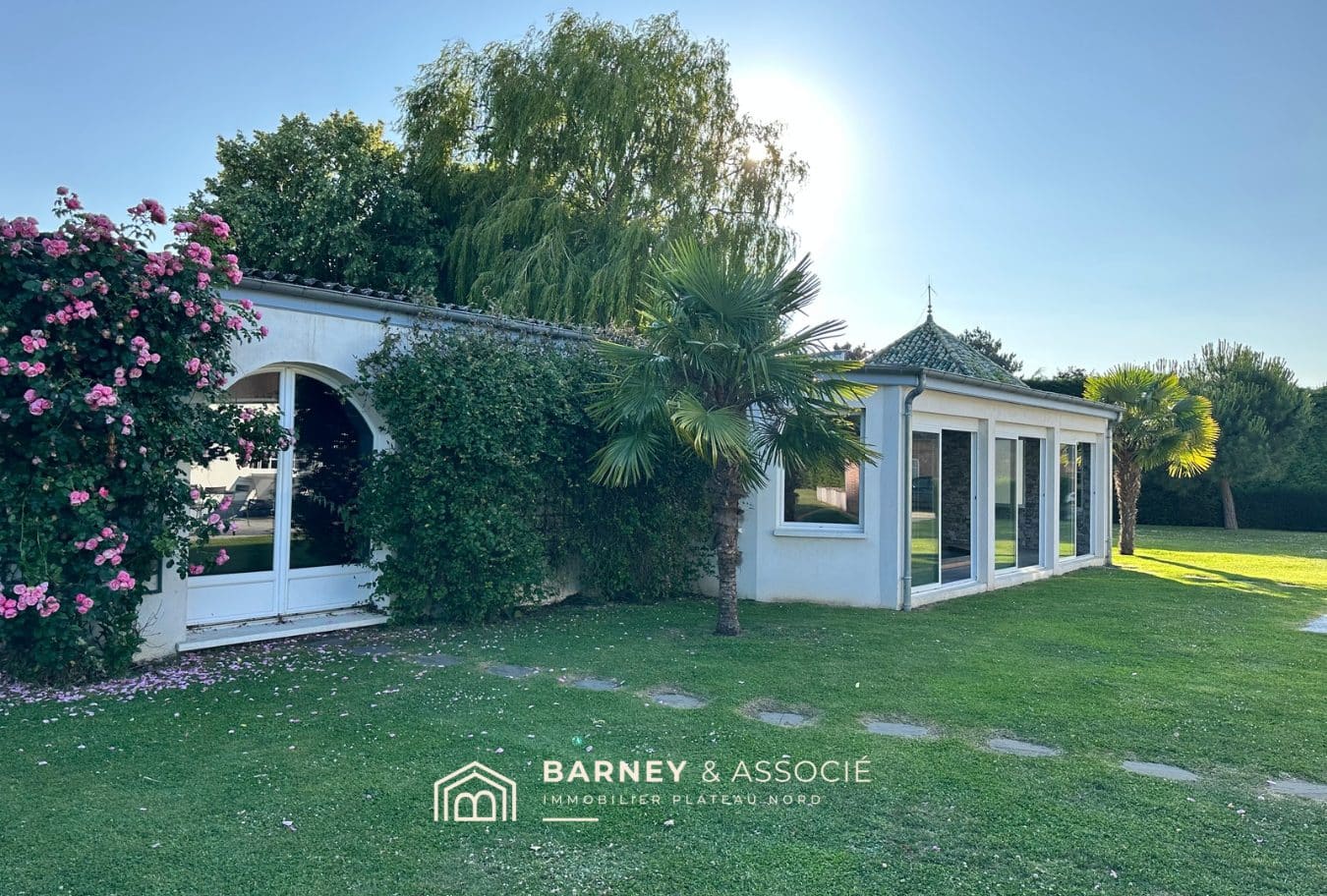Maison de campagne avec piscine et jardin, entourée de verdure à Vironvay.