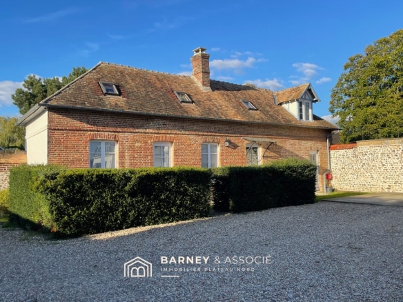 Maison de campagne en briques avec jardin et allée, située à Vironvay.