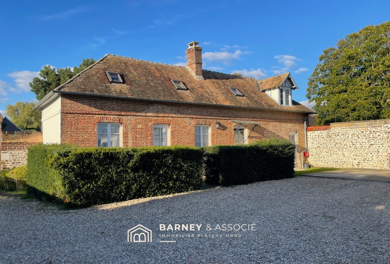 Maison de campagne en briques avec jardin et allée, située à Vironvay.
