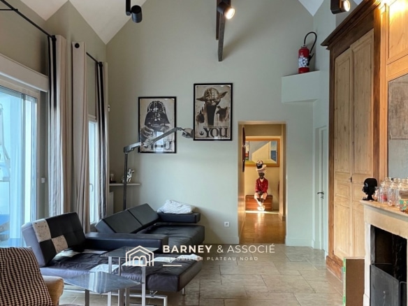 Intérieur d'une maison de campagne avec salon moderne et décoration artistique.