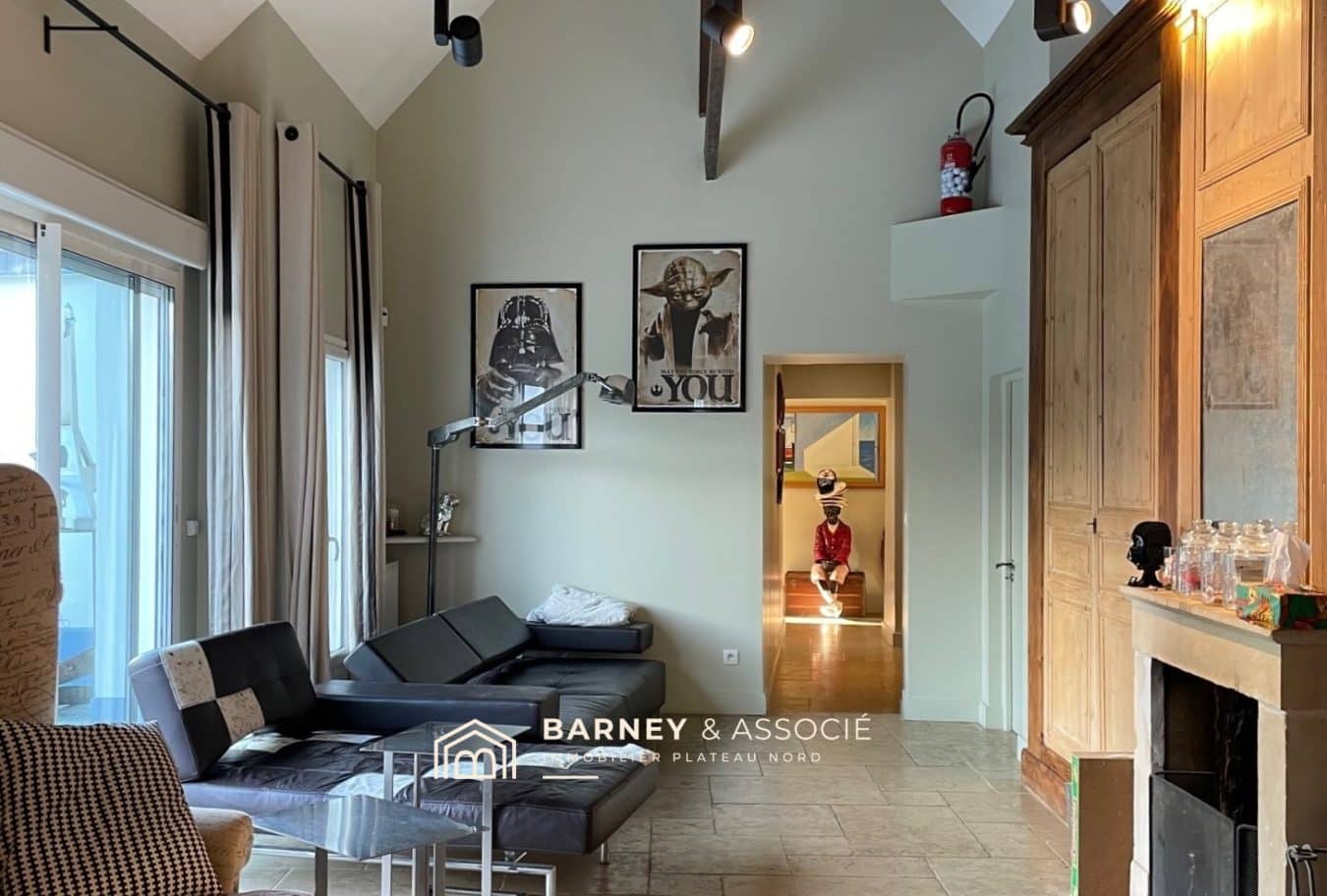 Intérieur d'une maison de campagne avec salon moderne et décoration artistique.