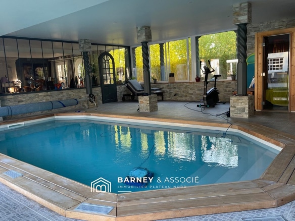 Intérieur d'une maison de campagne avec piscine et espace de vie lumineux.