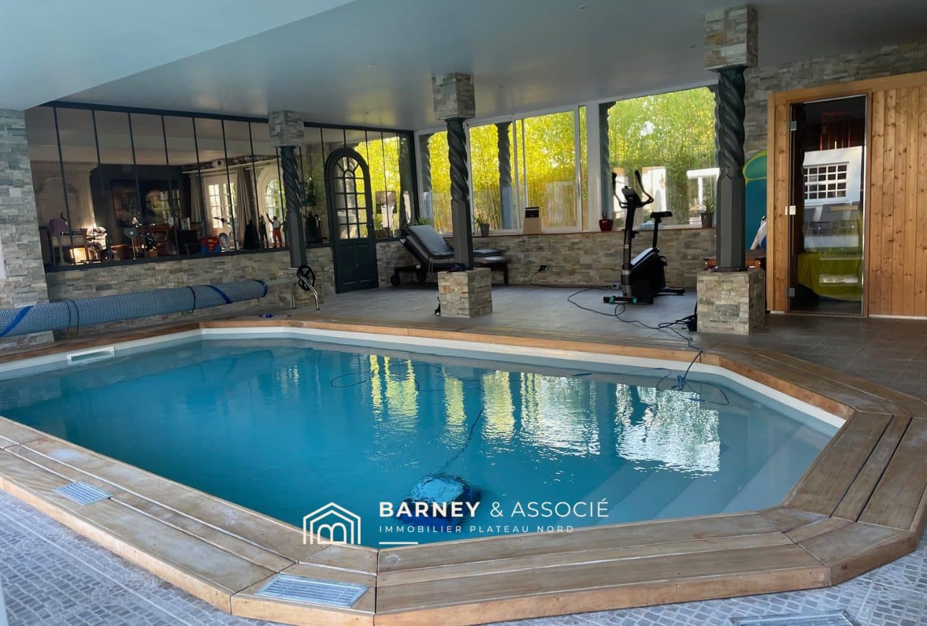 Intérieur d'une maison de campagne avec piscine et espace de vie lumineux.