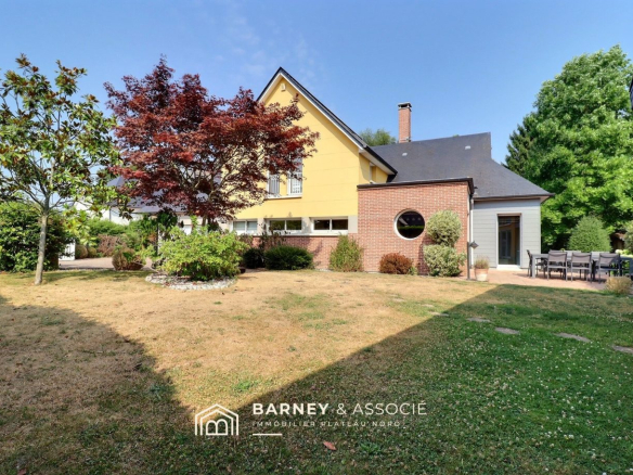 Maison d'architecte avec jardin à Mont-Saint-Aignan, vue sur façade et espace extérieur.