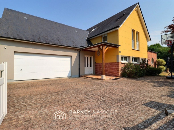 Maison d'architecte avec garage et jardin à Mont-Saint-Aignan.