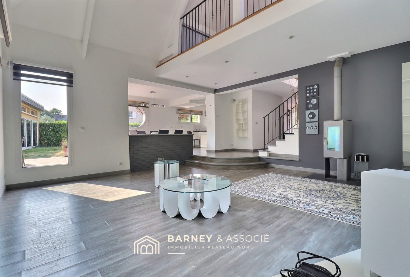 Intérieur d’une maison d’architecte à Mont-Saint-Aignan Intérieur d'une maison d'architecte moderne avec un espace de vie lumineux et ouvert à Mont-Saint-Aignan.