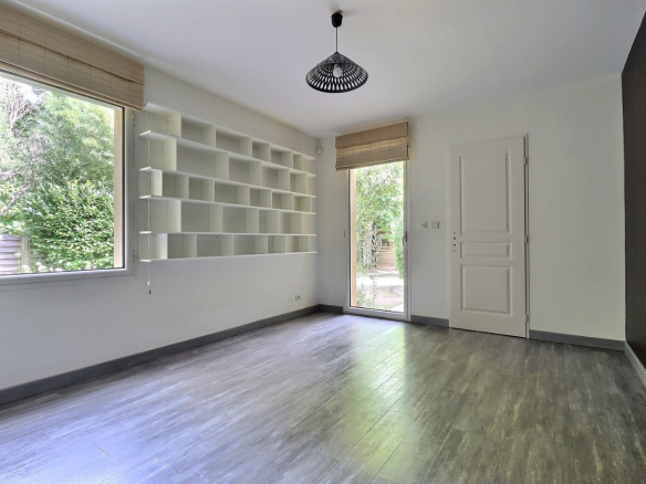 Intérieur d'une maison d'architecte à Mont-Saint-Aignan, avec un espace lumineux et des étagères murales.