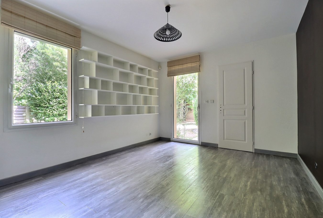 Intérieur d’une maison d’architecte Intérieur d'une maison d'architecte à Mont-Saint-Aignan, avec un espace lumineux et des étagères murales.
