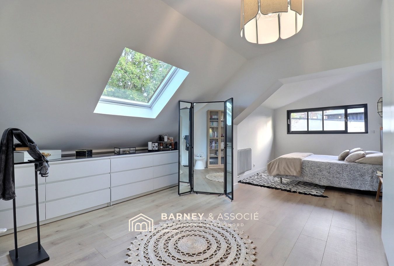 Chambre rénovée avec velux Chambre lumineuse avec velux et mobilier moderne dans une maison rénovée à Bois-Guillaume.
