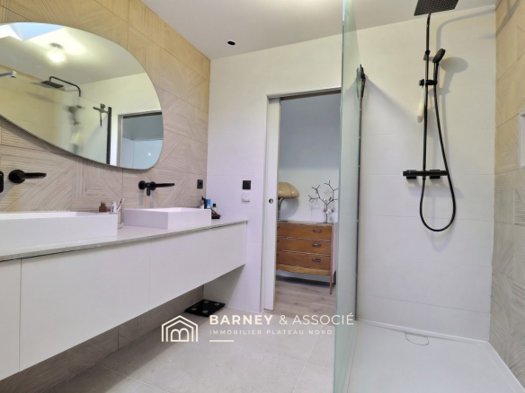 Salle de bain moderne avec douche à l'italienne et double vasque.