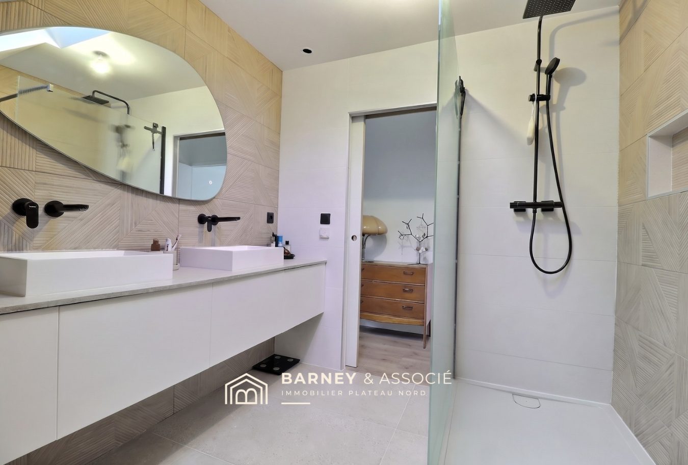 Salle de bain rénovée Salle de bain moderne avec douche à l'italienne et double vasque.