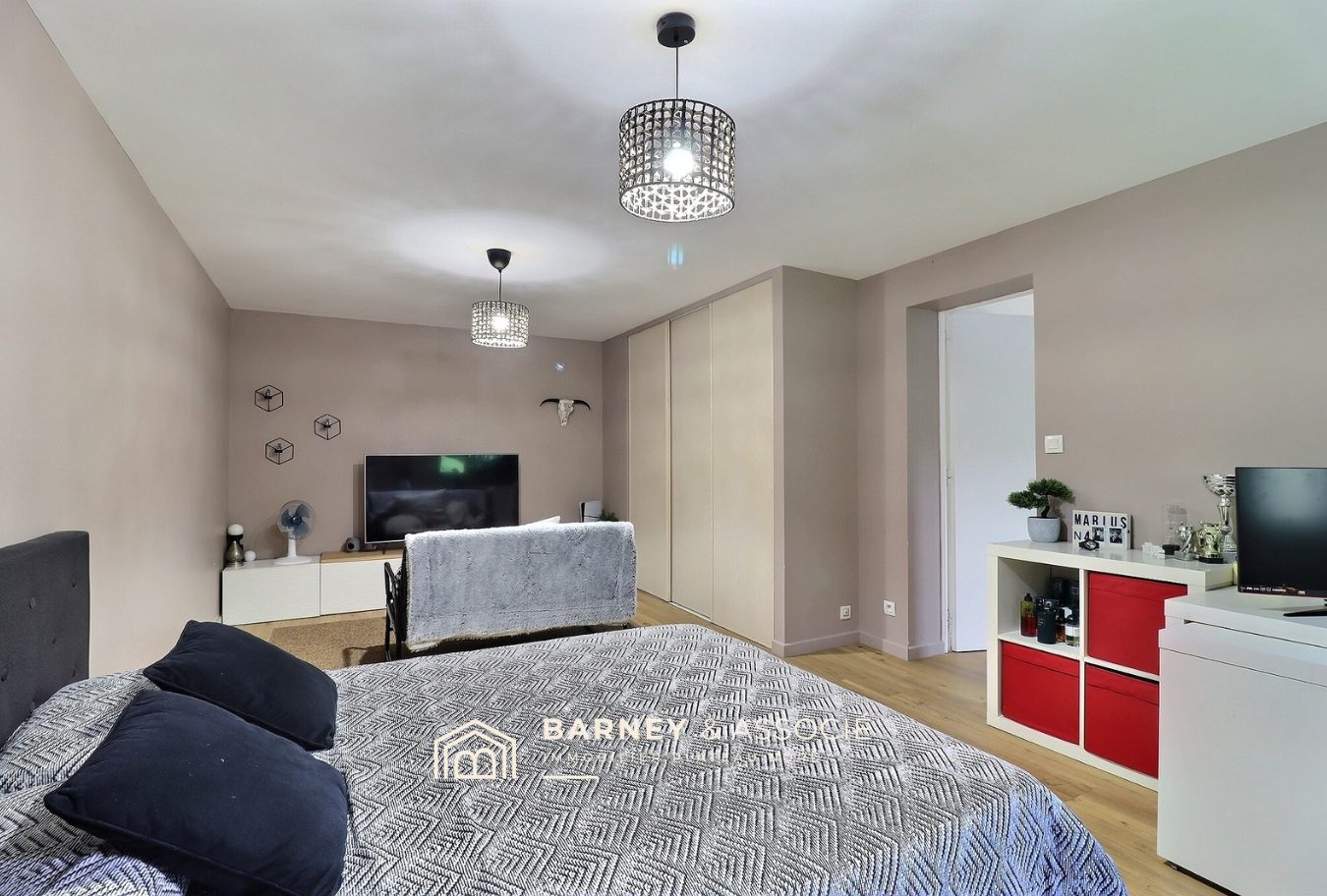 Chambre moderne dans une maison rénovée Chambre d'une maison rénovée avec décoration moderne et télévision.