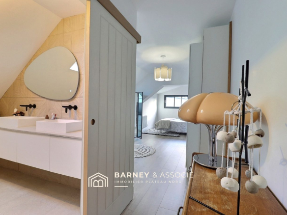 Intérieur d'une maison rénovée avec salle de bains moderne et chambre à l'étage.