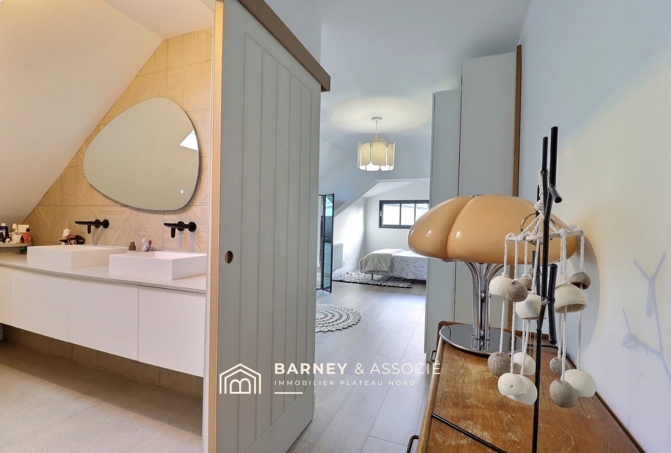 Intérieur d’une maison rénovée Intérieur d'une maison rénovée avec salle de bains moderne et chambre à l'étage.