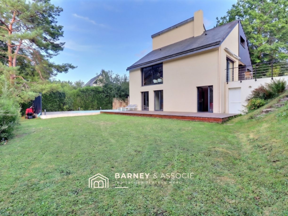 Maison rénovée avec jardin et piscine, située dans un quartier calme à Bois-Guillaume.