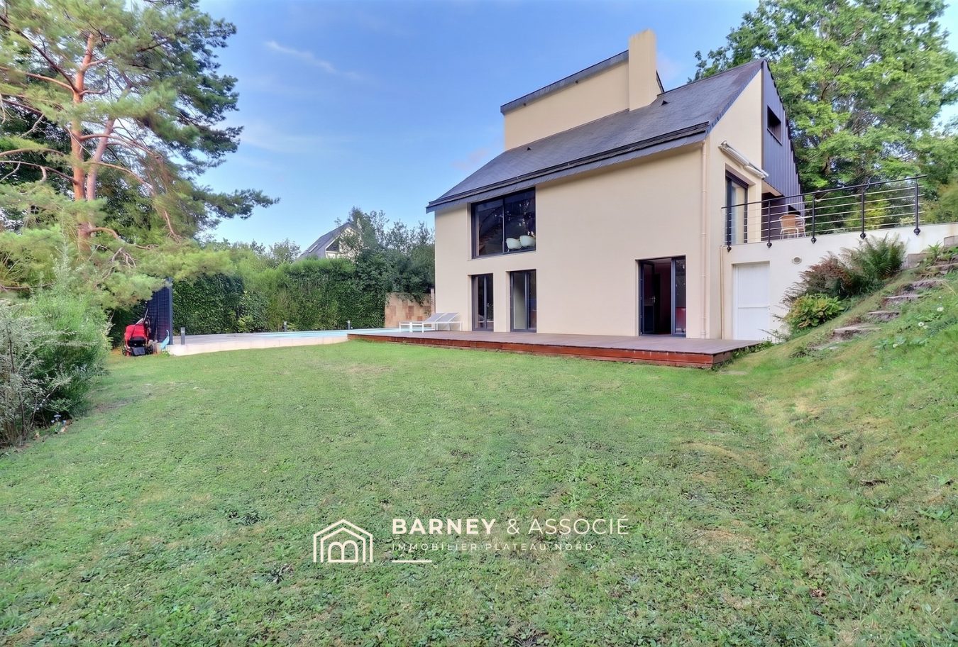 Maison rénovée avec piscine à Bois-Guillaume Maison rénovée avec jardin et piscine, située dans un quartier calme à Bois-Guillaume.
