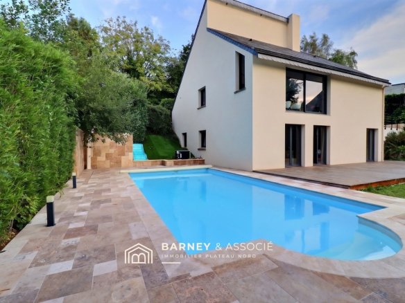 Maison rénovée avec piscine dans un cadre calme, Bois-Guillaume.