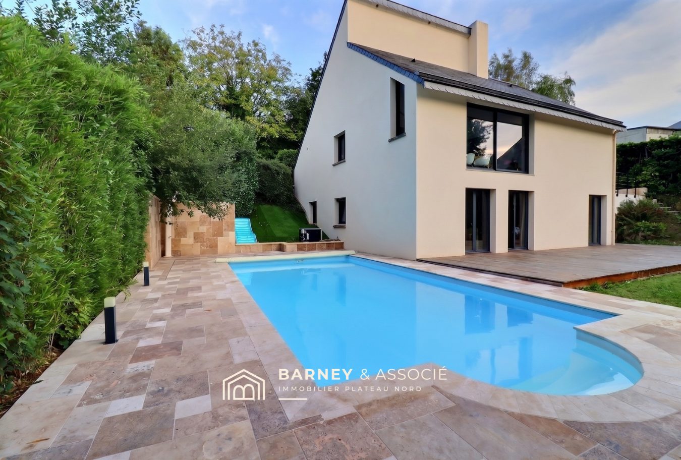 Maison rénovée avec piscine Maison rénovée avec piscine dans un cadre calme, Bois-Guillaume.