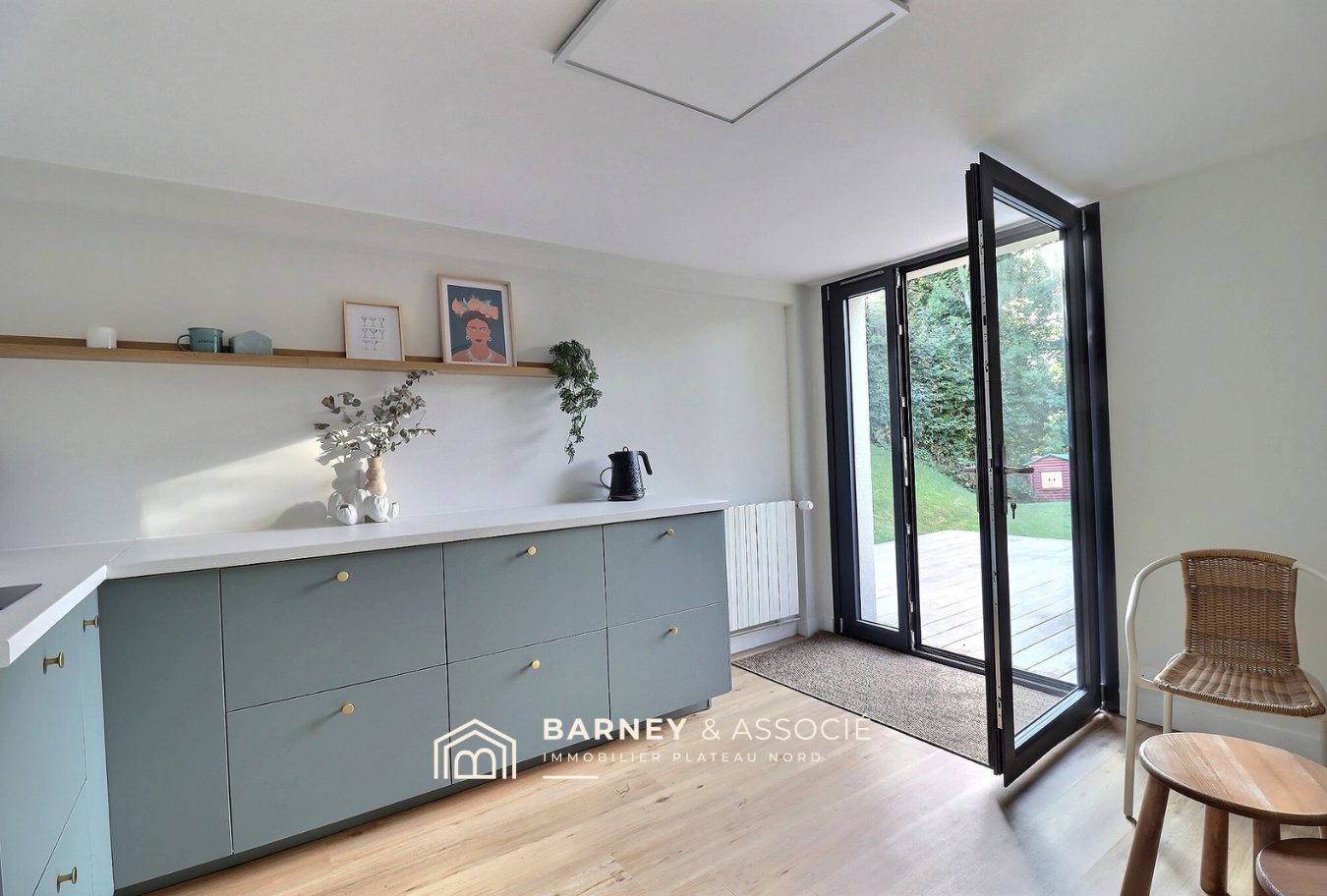 Cuisine moderne dans une maison rénovée Intérieur d'une maison rénovée avec cuisine aménagée et accès à l'extérieur.