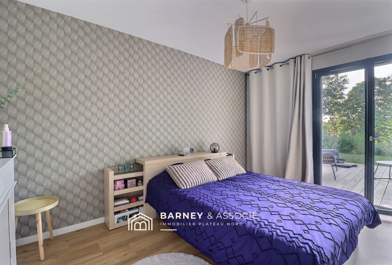 Chambre d’une maison rénovée Chambre d'une maison rénovée avec un lit et un accès à l'extérieur.