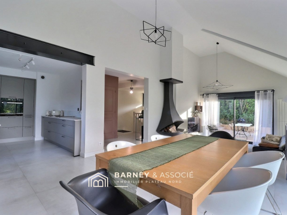 Intérieur d'une maison rénovée avec salle à manger et cuisine ouverte.