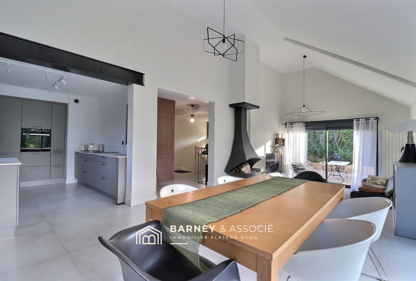 Maison rénovée à Bois-Guillaume Intérieur d'une maison rénovée avec salle à manger et cuisine ouverte.