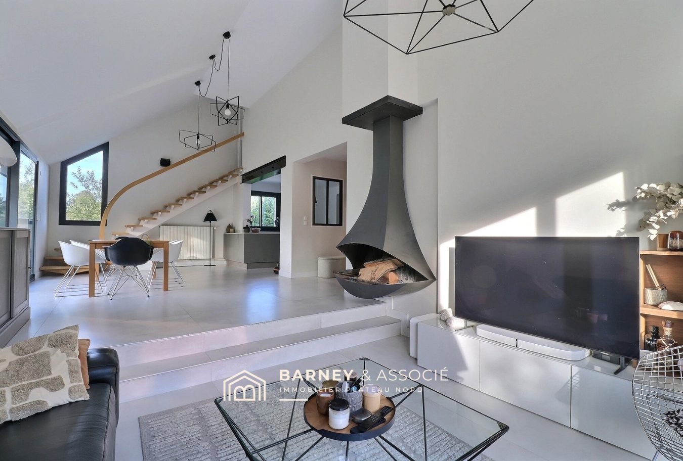 Intérieur d’une maison rénovée Intérieur d'une maison rénovée avec salon lumineux et cheminée moderne.
