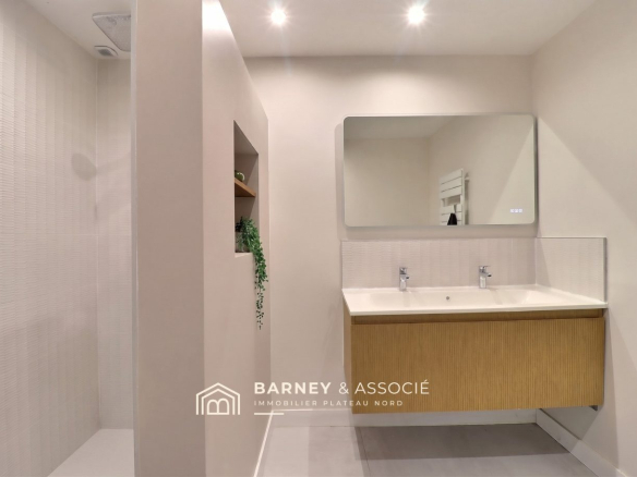 Salle de bain moderne avec double vasque et douche à l'italienne.
