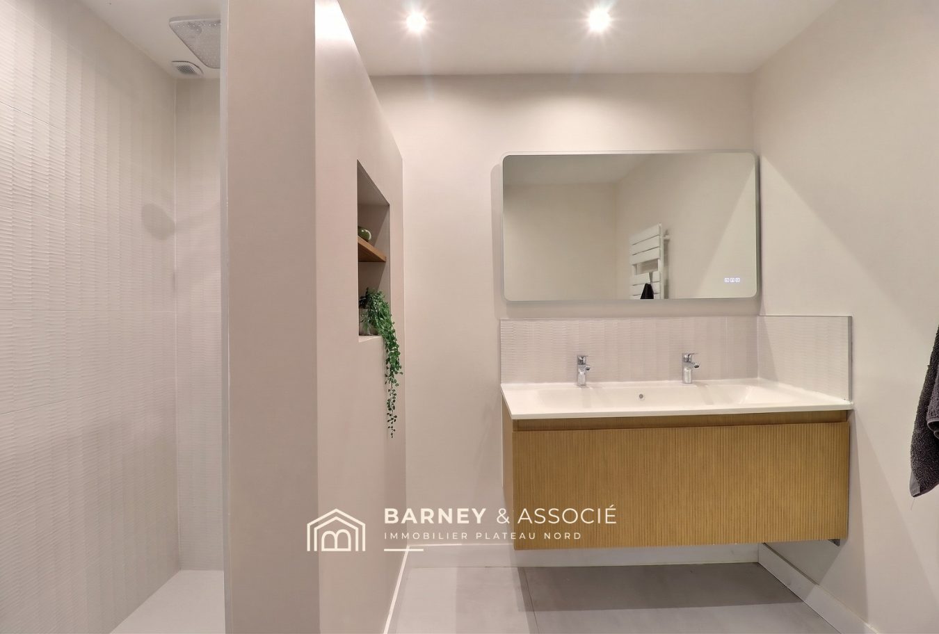 Salle de bain rénovée Salle de bain moderne avec double vasque et douche à l'italienne.