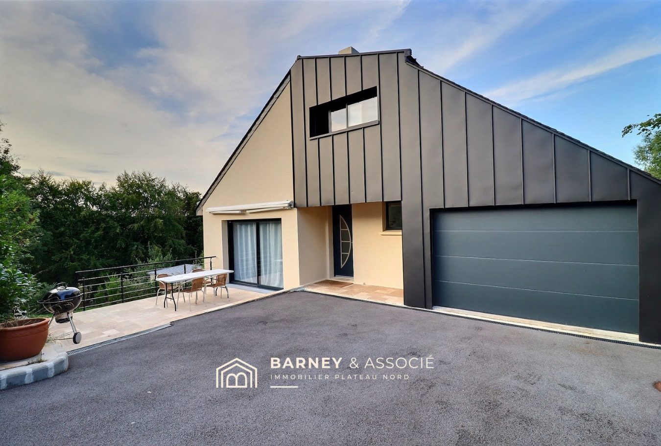 Maison rénovée à Bois-Guillaume Maison rénovée avec piscine dans un quartier calme à Bois-Guillaume.