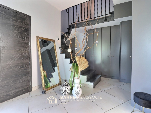 Interior of a contemporary house with an entrance hall and a modern staircase.