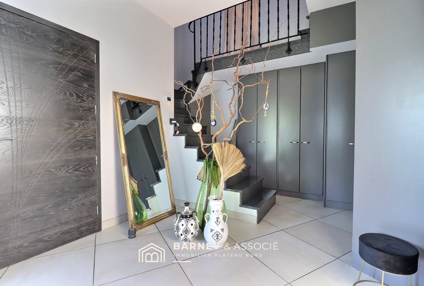 Intérieur d’une maison contemporaine Intérieur d'une maison contemporaine avec un hall d'entrée et un escalier moderne.