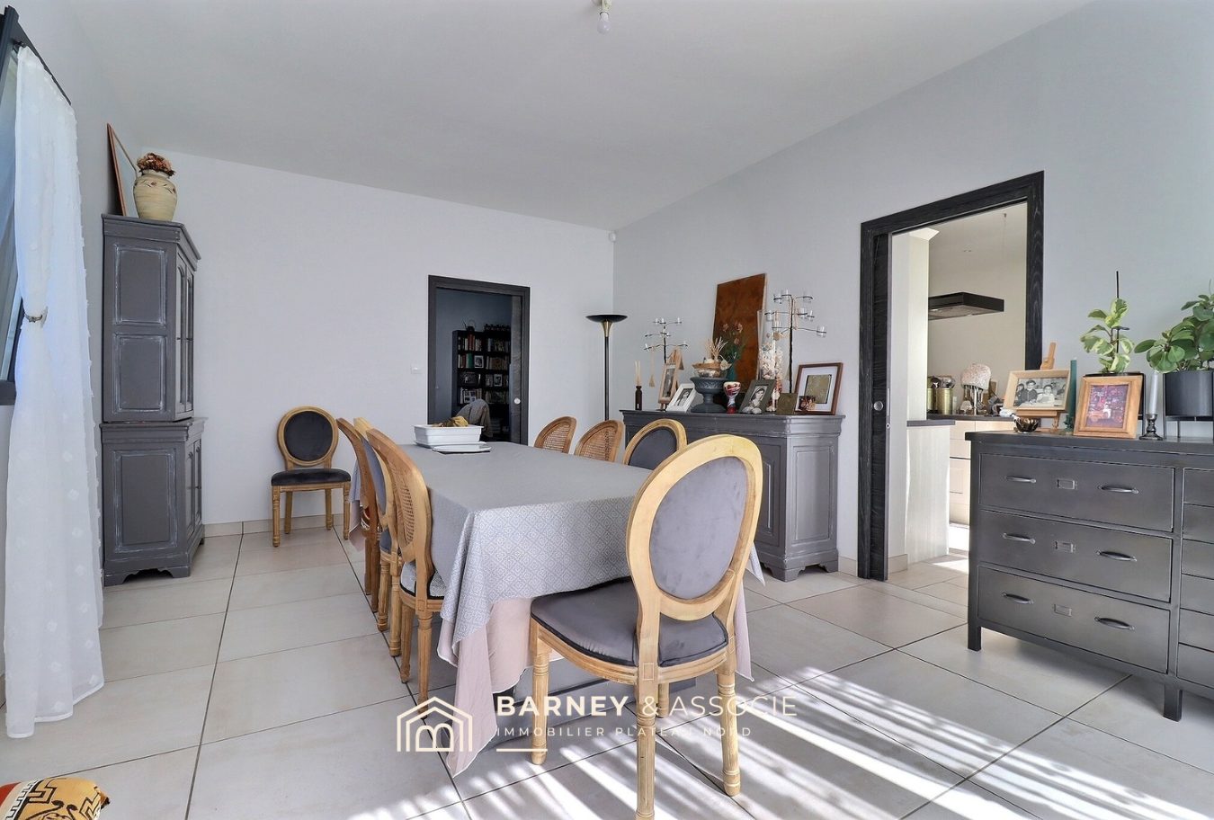 Salle à manger élégante Salle à manger d'une maison contemporaine avec une grande table et des chaises en bois à Bois-Guillaume.
