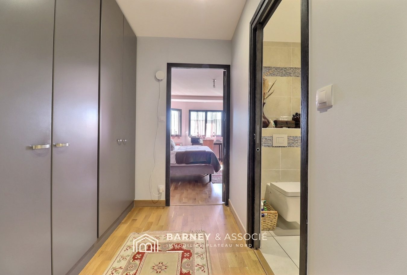 Intérieur d’une maison contemporaine à Bois-Guillaume Intérieur d'une maison contemporaine avec un couloir menant à une chambre et une salle de bain.
