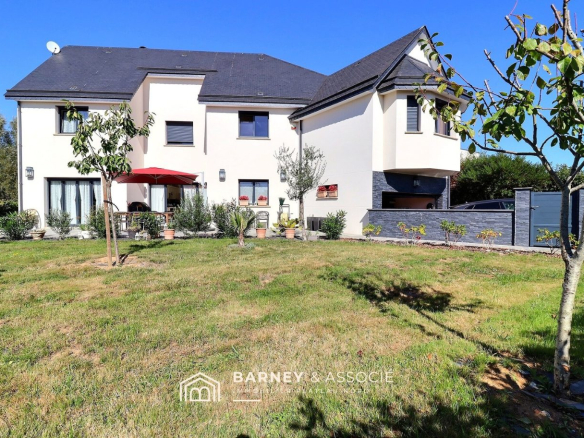 Contemporary house with garden in Bois-Guillaume, modern architecture and bow window.