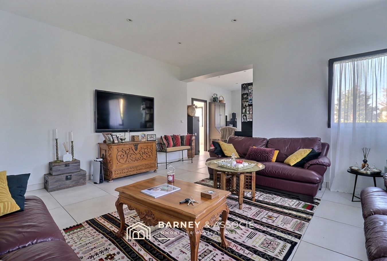 Salon d’une maison contemporaine à Bois-Guillaume Intérieur d'une maison contemporaine avec salon spacieux et télévision, mobilier moderne et lumineux.