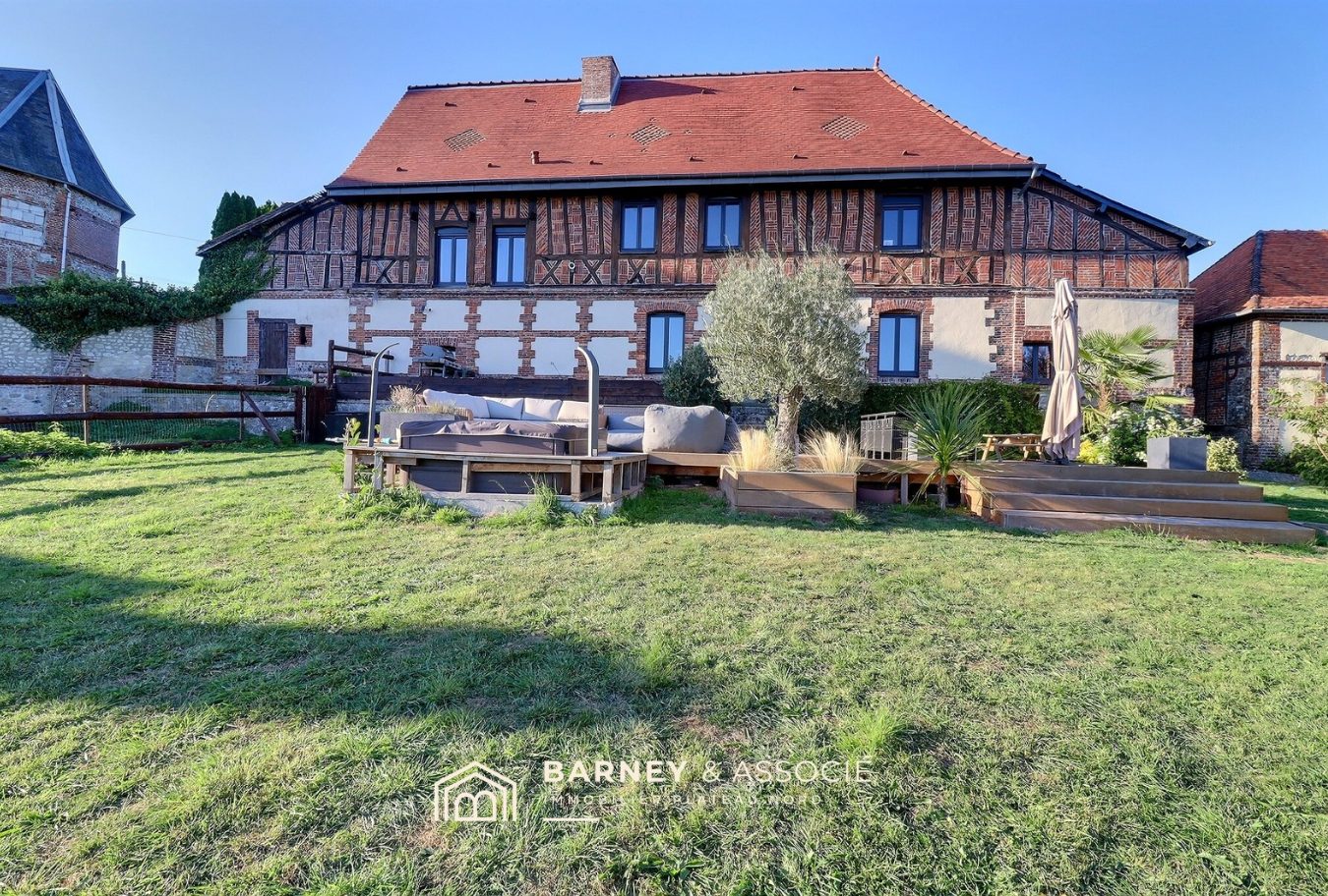 Propriété équestre rénovée avec jardin à Esclavelles, France.