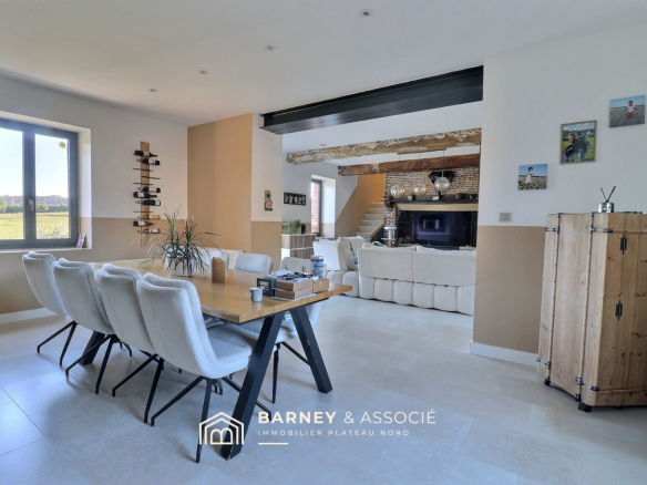 Intérieur d'une maison rénovée avec salle à manger et salon lumineux.
