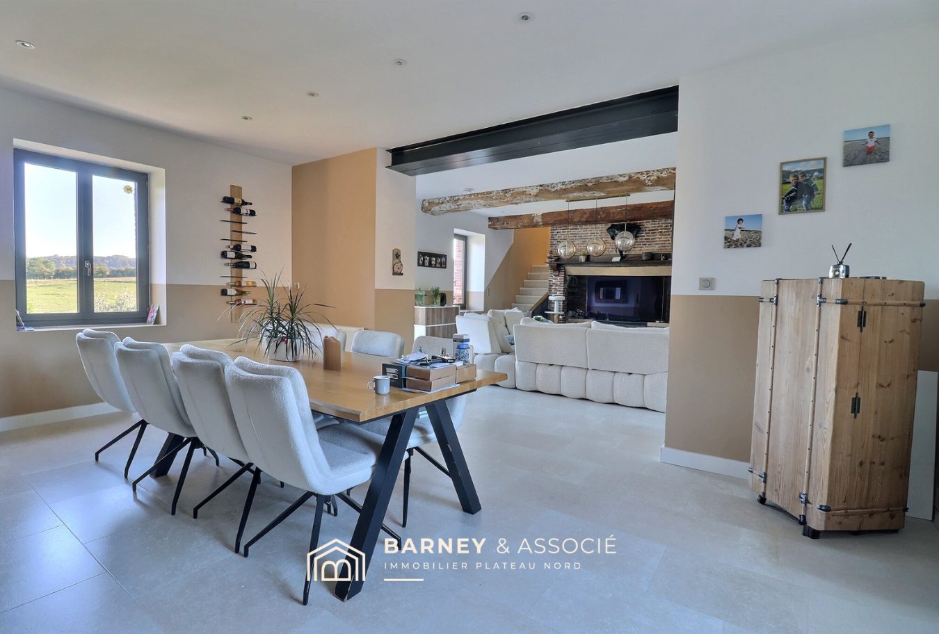 Intérieur d'une maison rénovée avec salle à manger et salon lumineux.