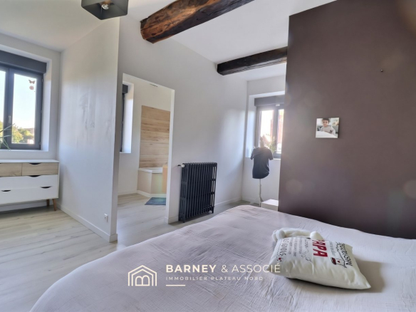 Chambre d'une maison rénovée avec mobilier moderne à Esclavelles.