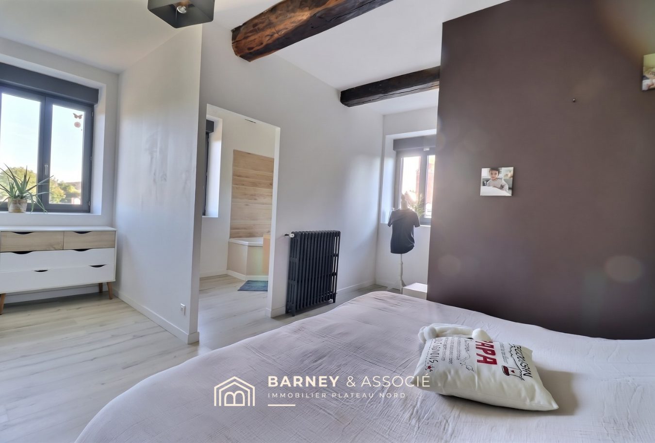 Chambre d'une maison rénovée avec mobilier moderne à Esclavelles.