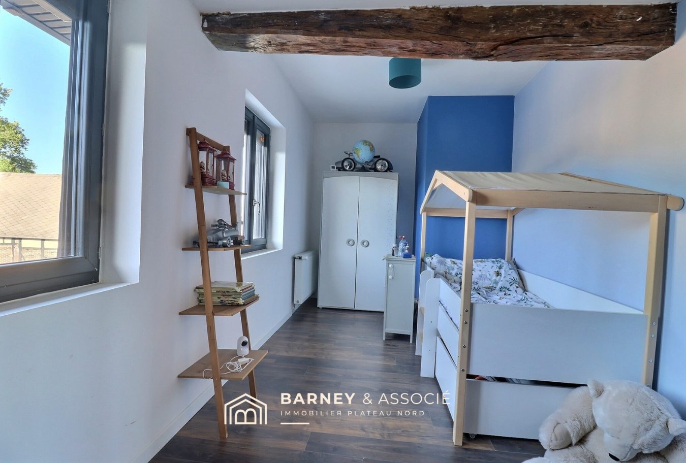 Chambre d'enfant dans une maison rénovée à Esclavelles, avec lit et rangement.