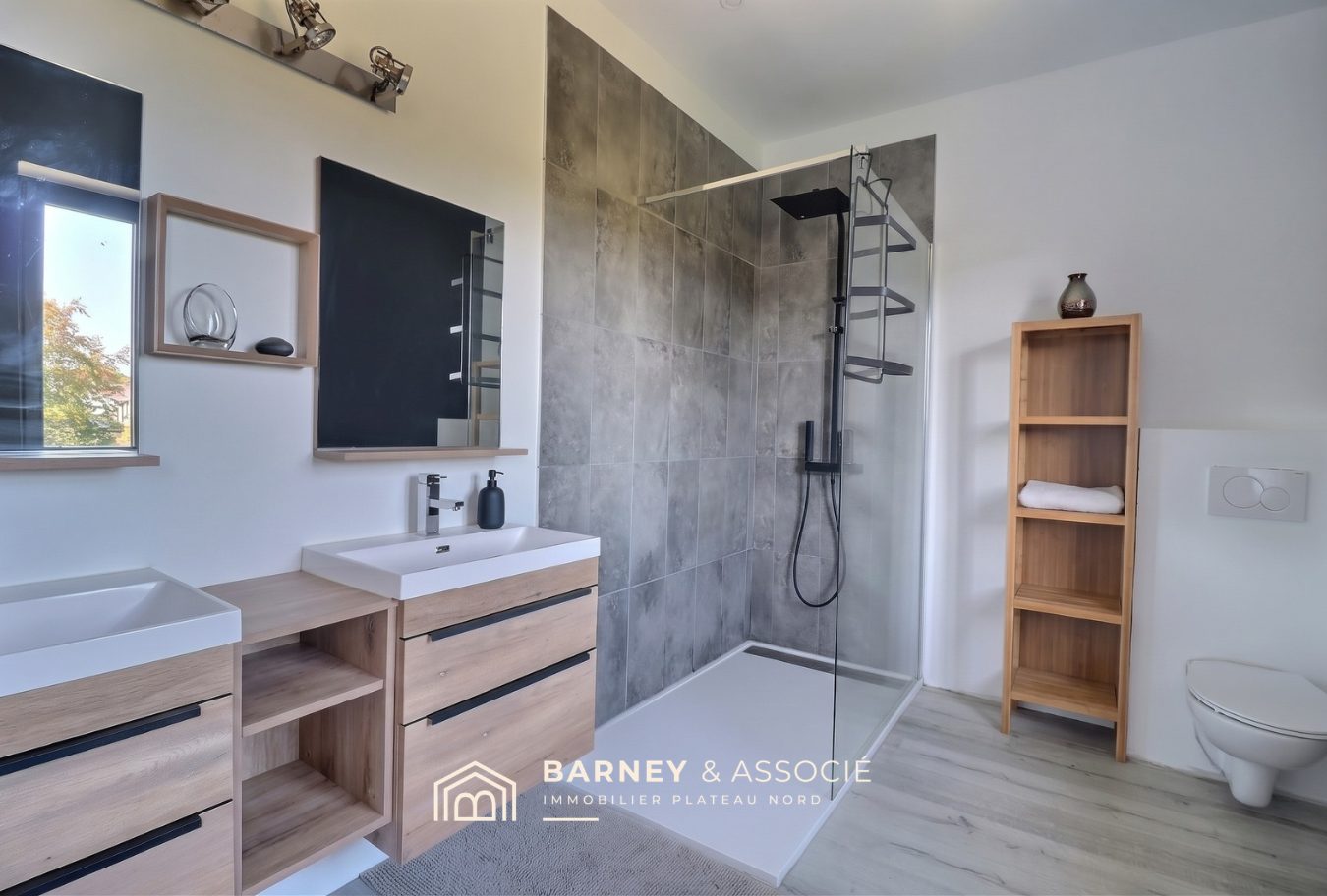 Salle de bain moderne avec douche à l'italienne et meubles en bois.