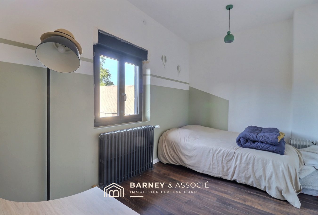 Chambre d'une maison rénovée avec lit simple et décoration sobre à Esclavelles.