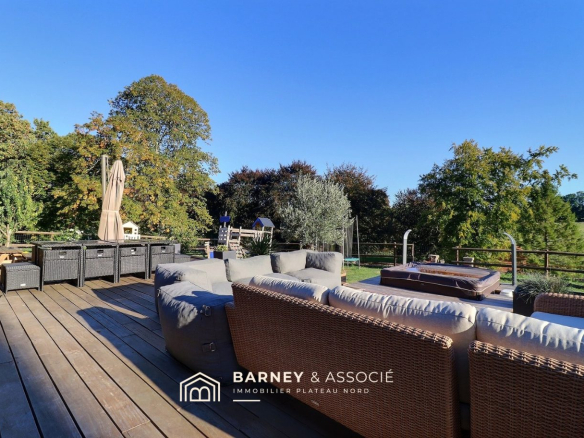 Terrasse en bois avec mobilier de jardin sur une propriété équestre à Esclavelles.